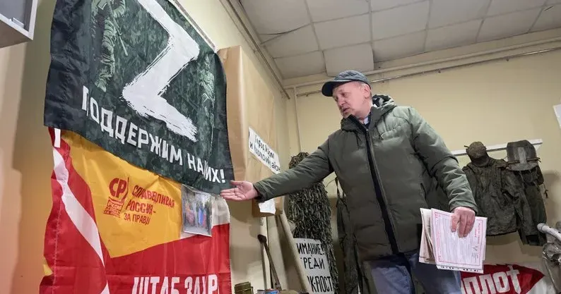 Прапор російської політичної партії в музеї окупації, березень 2024 року, Ізюм, Харківщина. Суспільне Харків / Валерія Ємець Музей російської окупації створили в Ізюмі (відео) на порталі Gromada Group