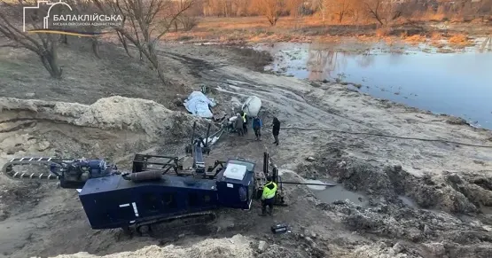 Фото: скриншот з відео БМВА За інформацією Балаклійської МВА, продовжуються роботи з реконструкції водопроводу по вул. Жовтневій через річку Балаклійка.