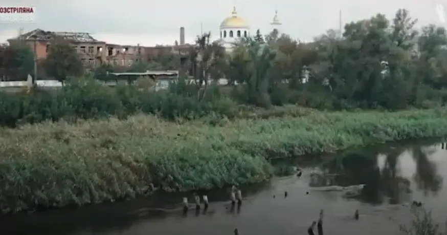 Журналістка розповіла про перші дні війни в Ізюмі команді проєкту «Привернення уваги української та міжнародної аудиторії до серйозних порушень прав людини та злочинів проти журналістів та ЗМІ, вчинених Російською Федерацією», що реалізується НСЖУ за фінансової підтримки шведської неприбуткової організації «Civil Rights Defenders» під гаслом “Розстріляна свобода слова”.