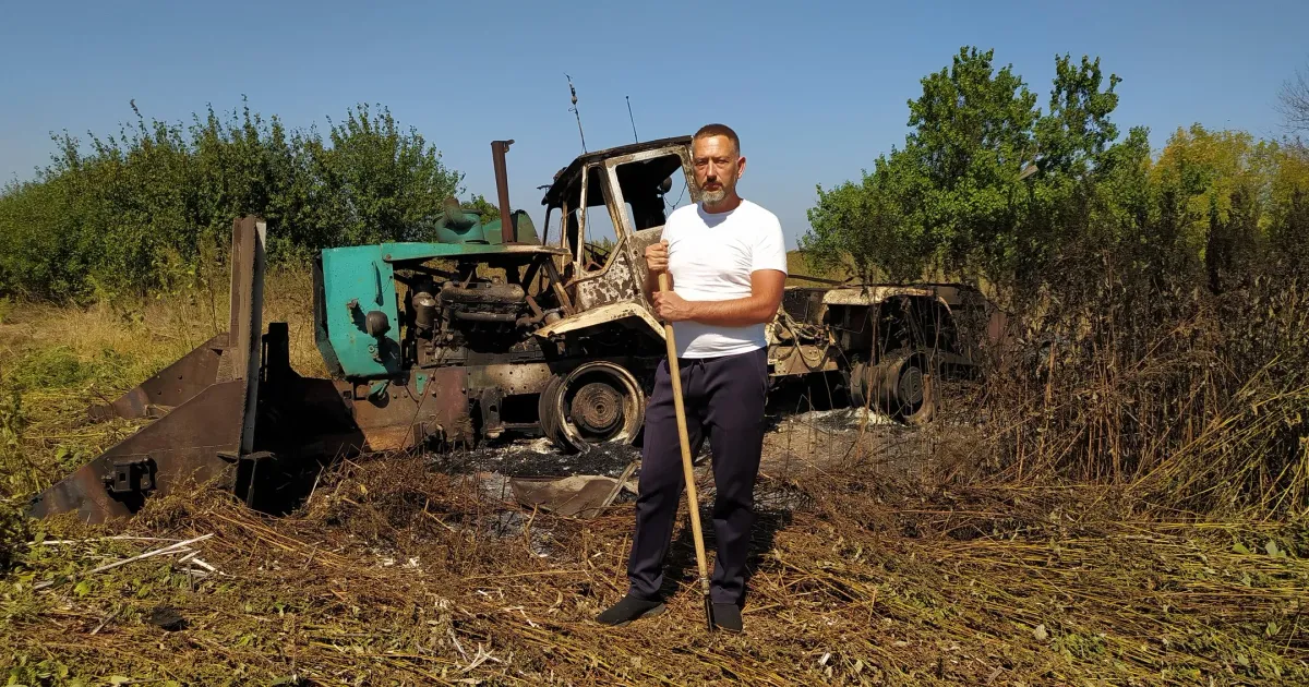 Олег Гірман, власник приватного підприємства "Явірське". Фото: Ірина Гнатюк / Суспільне Харків 28 серпня поблизу деокупованого села Явірське Донецької селищної громади Ізюмського району підірвався на міні і згорів трактор, що належав підприємцю Олегу Гірману. Чому аграрій прийняв рішення власними силами розміновувати поля, які ще не обстежували сапери, у репортажі Суспільне Харків.