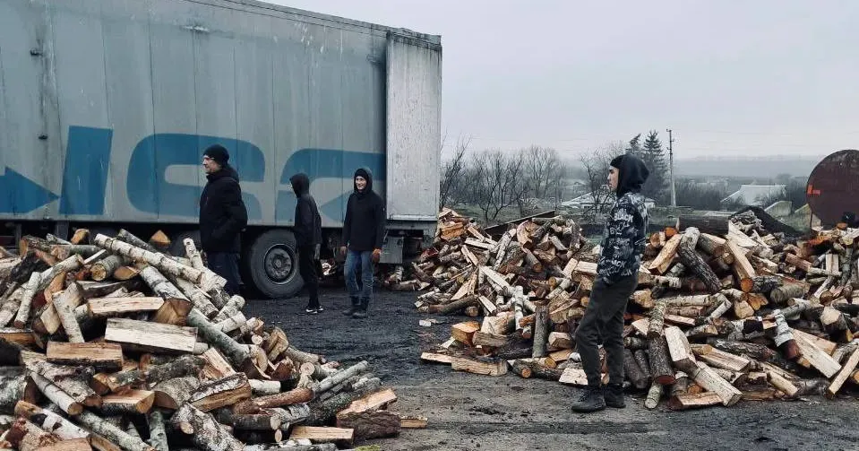 Фото: Балаклійська МВА Пільгові категорії населення Балаклійської громади отримують дрова на порталі Gromada Group