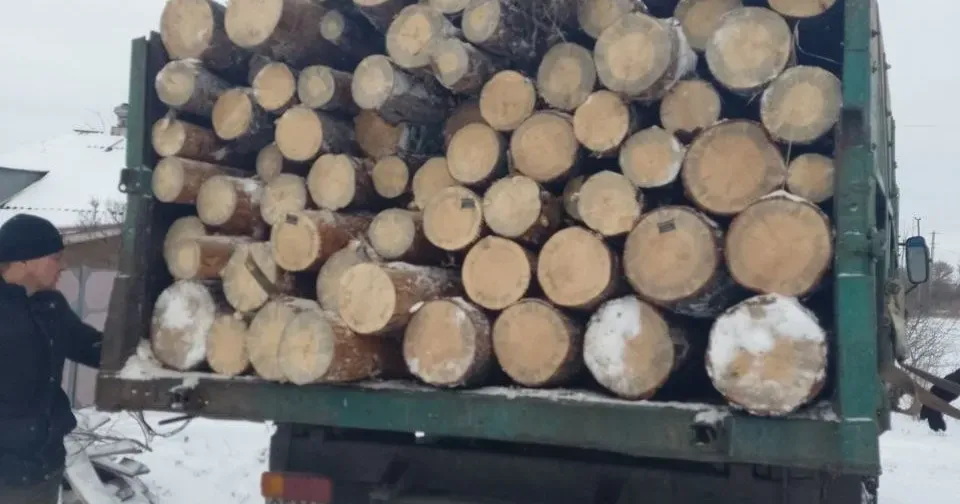Фото: Донецька селищна рада (facebook) У Донецькій громаді пільгові категорії населення отримали дрова на порталі Gromada Group