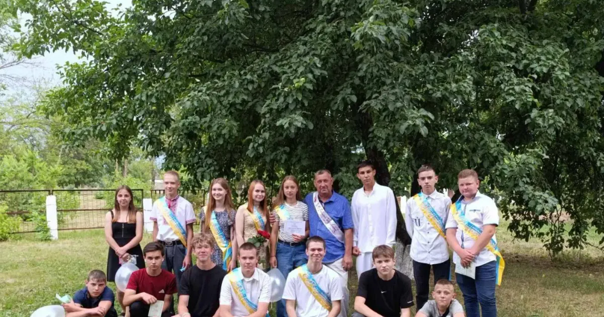 Фото: Донецька селищна територіальна громада (facebook) Донецька і Савинська громади вітають випускників 9 класів на порталі Gromada Group