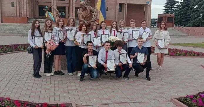 Обдаровані учні Балаклійщини за підсумками 2023-2024 навчального року / Фото: Балаклійська міська рада У Балаклійській громаді 215 випускників, з них 11 медалістів на порталі Gromada Group