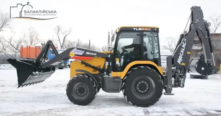 Фото: скриншот відео Балаклійська МВА Новий екскаватор-навантажувач передала військовим Балаклійська громада на порталі Gromada Group