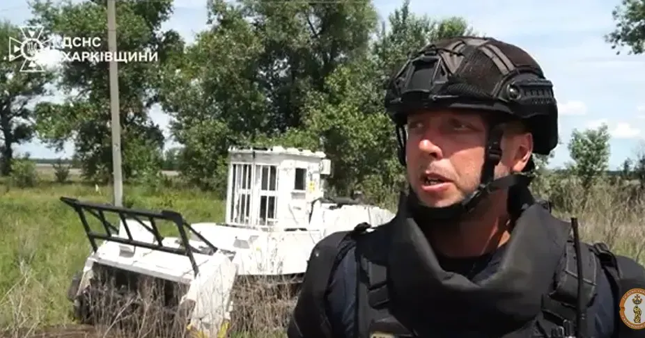 Скриншот з відеоматеріалу ГУ ДСНС України у Харківській області Машина розмінування МV-370 працює на Балаклійщині (відео) на порталі Gromada Group