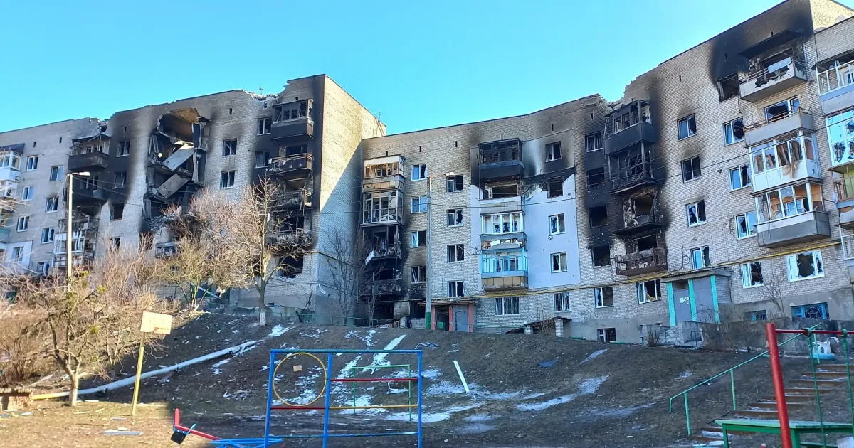 м. Ізюм, будинок по вул. Паромній, 6: фото з відкритих джерел З дозволу автора продовжуємо серію публікацій спогадів про початок війни і окупацію Ізюма під загальною назвою "Друзки". Віталій Носачов — історик, краєзнавець, вчитель, громадський активіст.