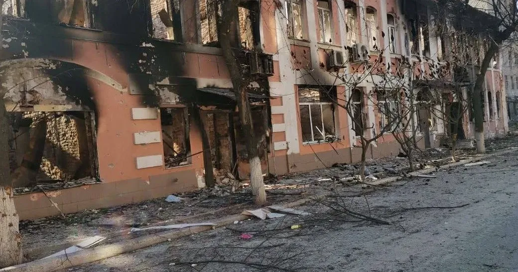 м. Ізюм, вул. Соборна. Будівля "соцзахисту": фото з відкритих джерел З дозволу автора продовжуємо серію публікацій спогадів про початок війни і окупацію Ізюма під загальною назвою "Друзки". Віталій Носачов — історик, краєзнавець, вчитель, громадський активіст.