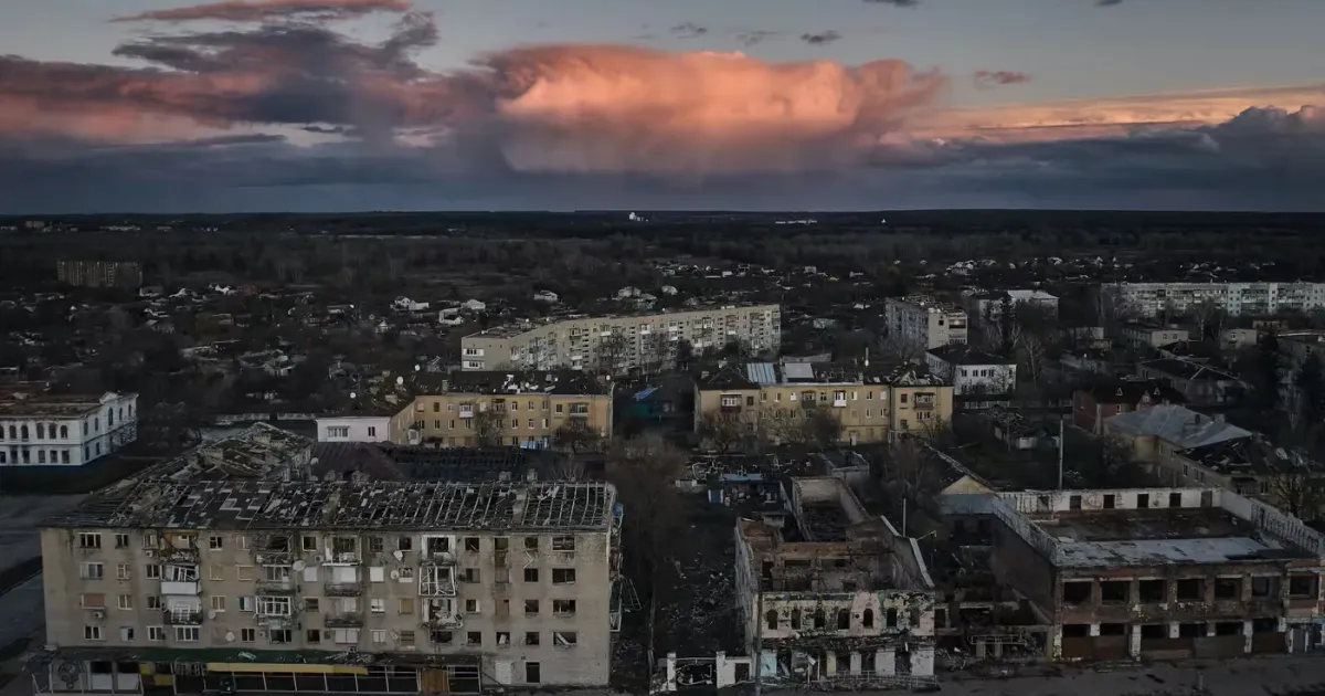 Фото: Міський пейзаж Ізюма, де понад 5000 приватних і 120 багатоквартирних будинків були пошкоджені або зруйновані. Фото: Libkos/Getty Images Публікуємо переклад першої частини репортажу Шона Волкера для британського видання "The Guardian" про ситуацію у деокупованому Ізюмі.