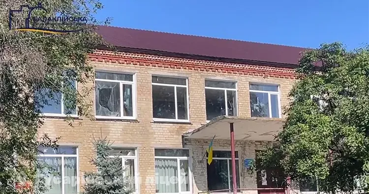 Про те, як у Балаклійській громаді відновлюють пошкоджені внаслідок бойових дій будівлі закладів освіти і відбувається навчальний процес, кореспондентці БАЛАКЛІЯ Gromada Group розповів начальник Балаклійської міської військової адміністрації розповів Віталій Карабанов.