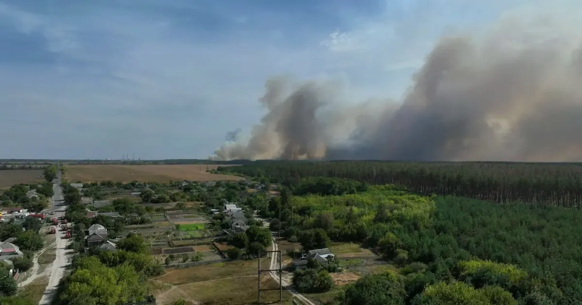 Фото: ГУ ДСНС України у Харківській області Поблизу Балаклії продовжується ліквідація масштабної пожежі на порталі Gromada Group