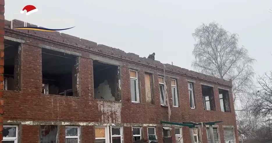 Фото: скриншот з відео БМВА Будівля Петрівського дошкільного закладу зазнала значних руйнувань внаслідок активних бойових дій. Прямим влучанням було зруйновано дах та перекриття.