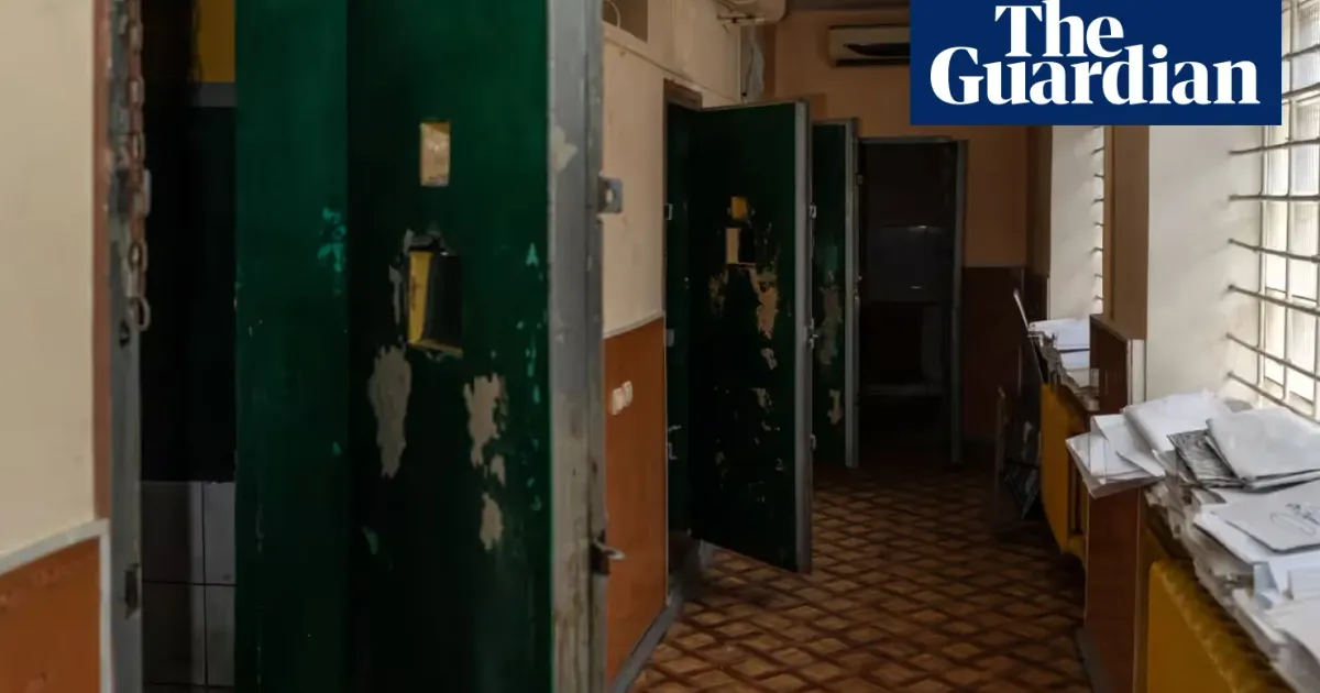 Камери Балаклійського відділку міліції, які використовувалися російськими військовими для затримання та тортур десятків мирних жителів. Фото: Emre Çaylak/T «Електрокабелі, молотки та пістолети: українці розповідають про тортури росіян». Статтю з такою назвою про знущання російських окупантів над мешканцями Балаклії опублікувала британська газета The Guardian.