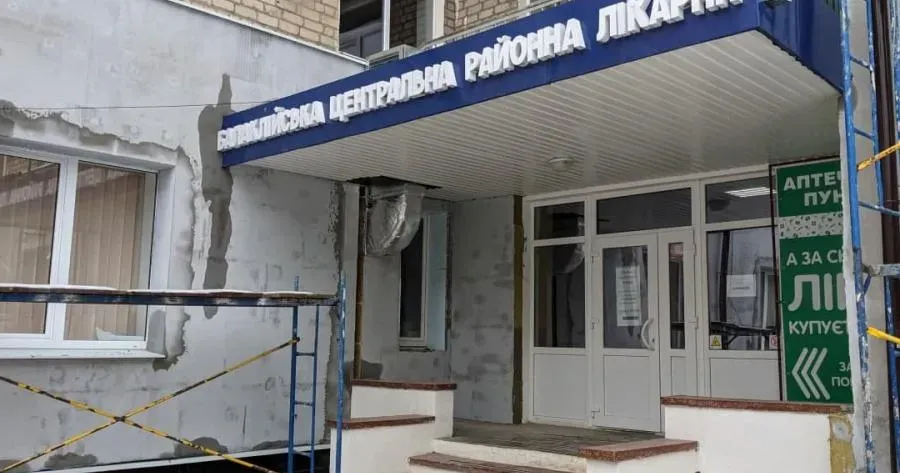 Про те, як у Балаклійській громаді триває відновлення пошкоджених внаслідок бойових дій будівель медичних закладів і як їхні колективи працюють в умовах війни, кореспондентці БАЛАКЛІЯ Gromada Group розповів начальник Балаклійської МВА Віталій Карабанов.
