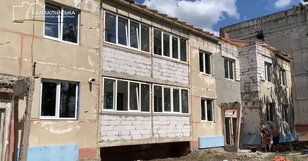 Скриншот з відео Балаклійської МВА У Новій Гусарівці відновлюють багатоквартирний будинок на порталі Gromada Group